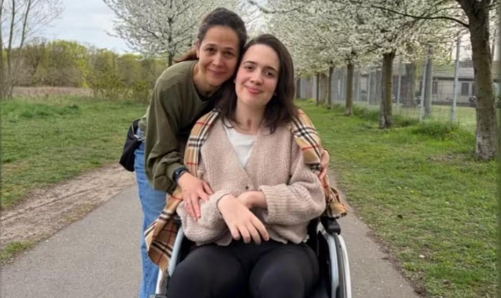 Jovem que ficou 3 meses em coma na Alemanha agradece mãe após volta a Paulínia