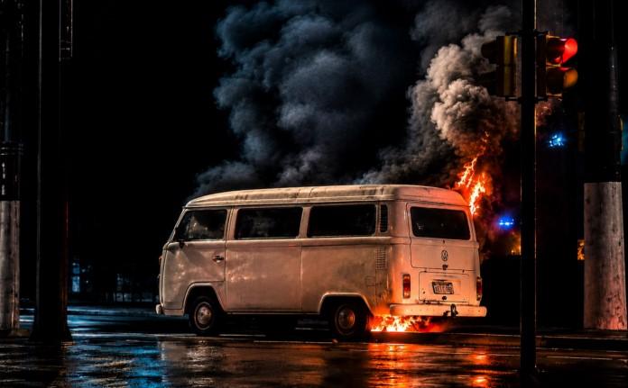 Kombi de trabalhadores pega fogo no Centro de Paulínia