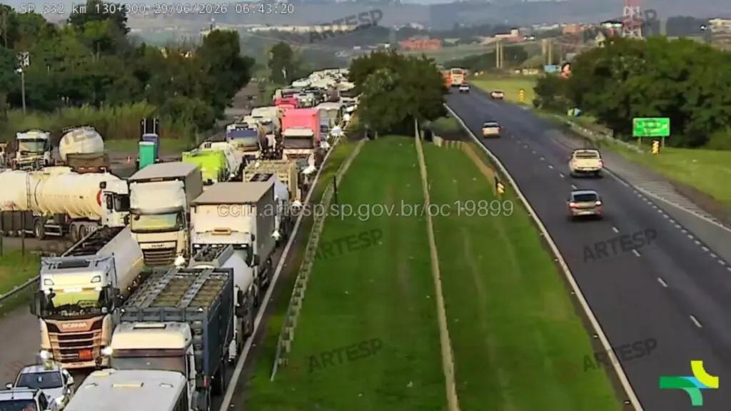 Greve na Replan bloqueia rodovia SP-332, próximo à Replan em Paulínia