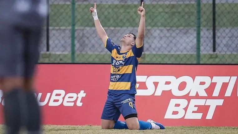 João Victor celebra primeiros gols como profissional e classificação do Paulínia FU