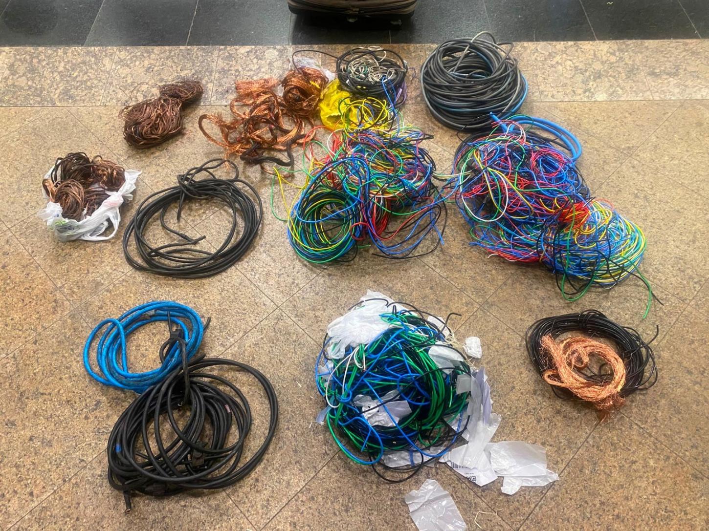 Ladrão de fios e receptador são presos por furto de cabos de cobre