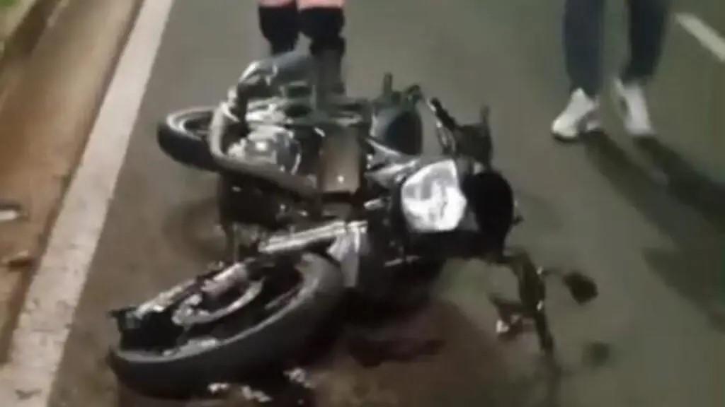 Motociclista morre após colisão contra canteiro central em Paulínia