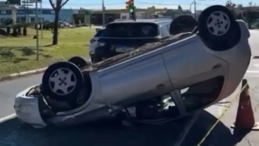 Motorista perde controle da direção e capota em acesso de Paulínia