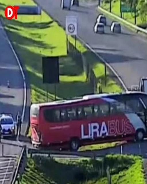 Ônibus fica preso após conversão proibida na Rod. Zeferino Vaz, em Campinas