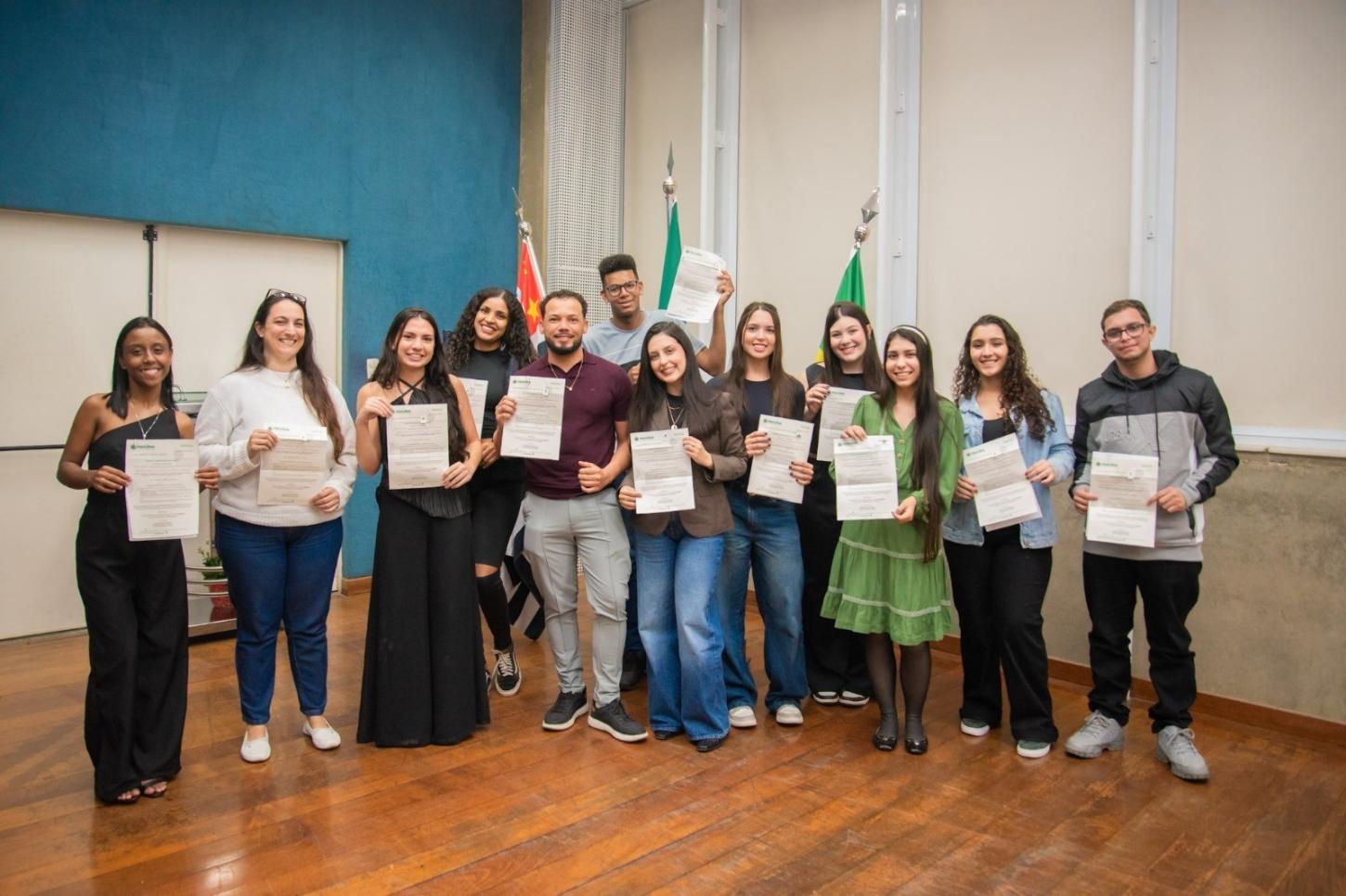 Universitários contemplados se emocionam ao receber bolsa de estudos em Paulínia