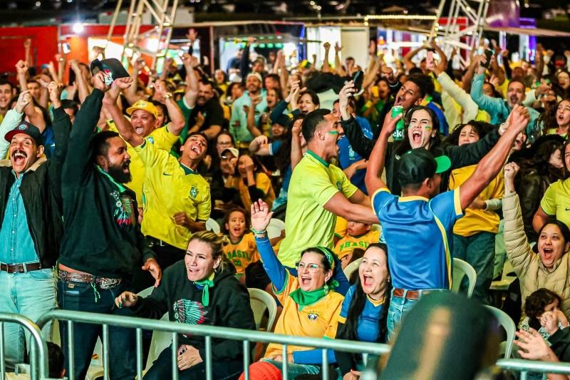 Vila da Copa em Paulínia reúne cerca de 800 pessoas na torcida pelo Brasil 