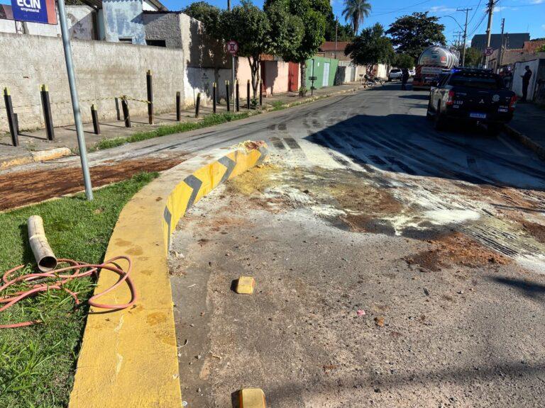 Caminhão de combustível de avião rompe tanque de diesel após atingir mureta em Cosmópolis