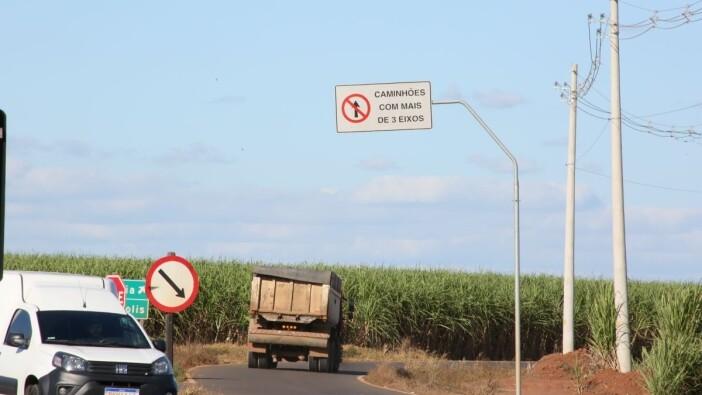 Mesmo com placas de proibição, caminhões pesados circulam na Ivo Macris