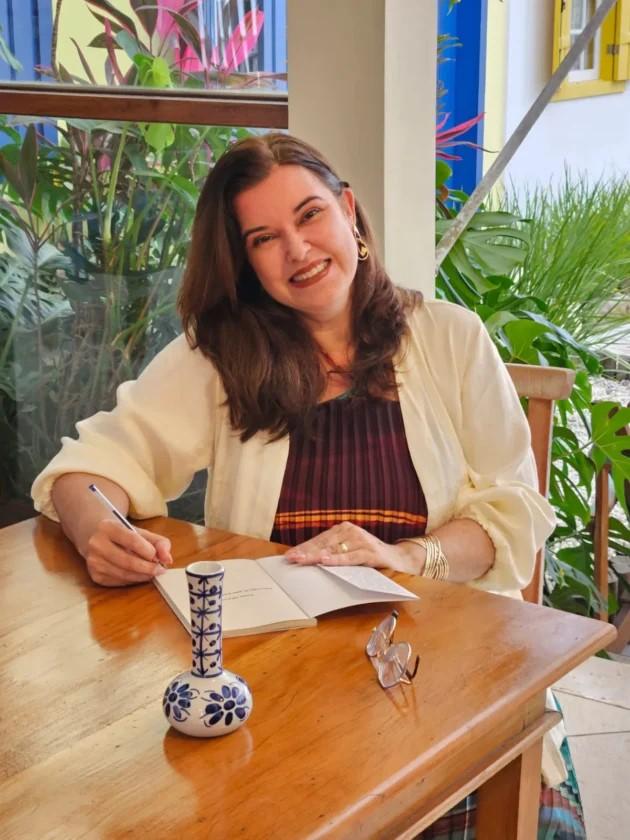 Autora que atua em Paulínia estreia na Flip com livro sobre identidade e universo feminino
