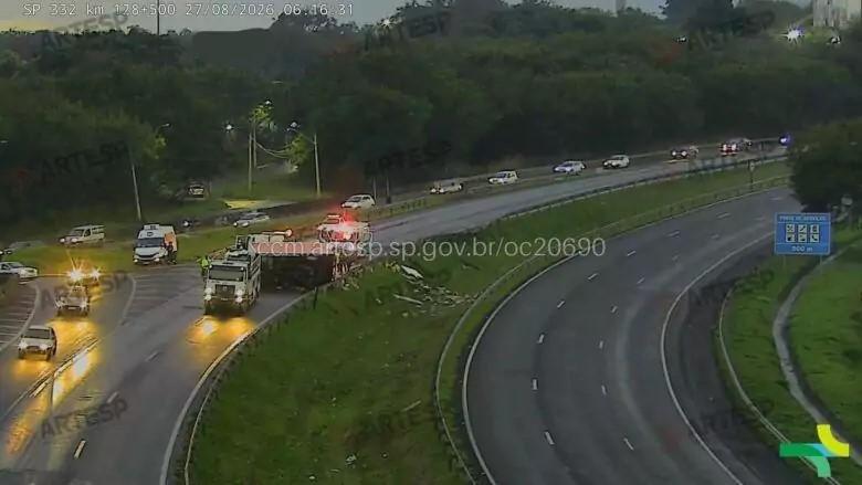 Caminhão tomba na Rodovia Professor Zeferino Vaz em Paulínia