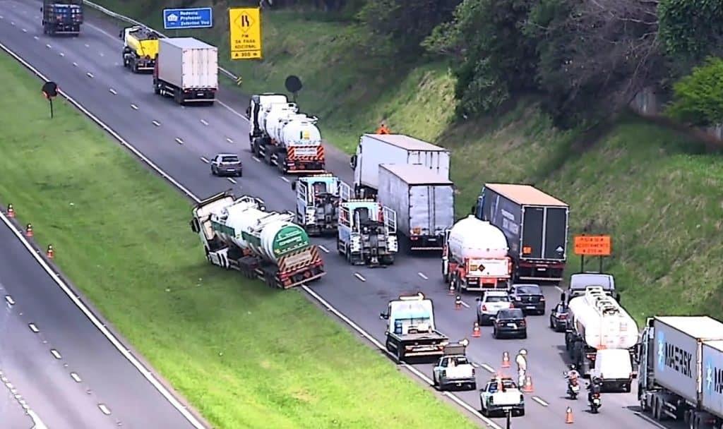 Acidente com caminhão e obras causam interdições no trecho de Paulínia da SP-332