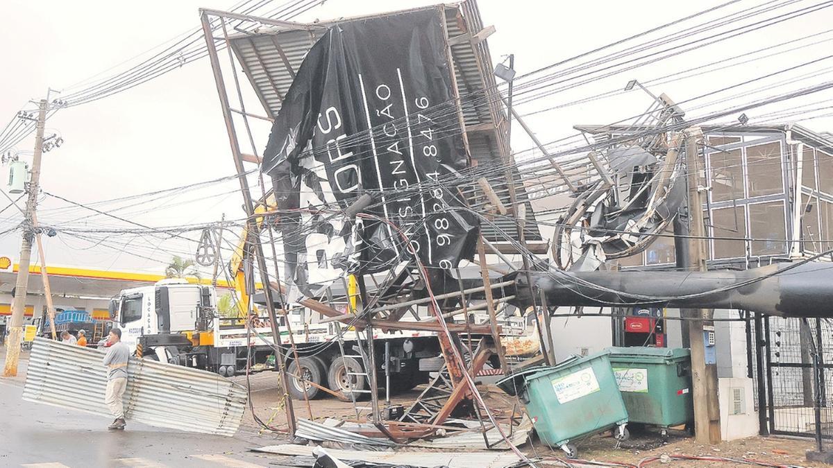Temporal com rajadas de vento causa estragos em Paulínia e cidades da região