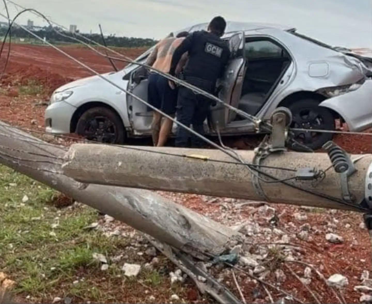 Motorista fica ferida após colidir contra poste ao desviar de cachorro em Paulínia