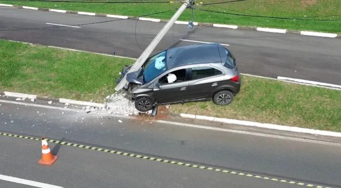 Motorista perde o controle e derruba poste na Avenida Geraldo Ballone​