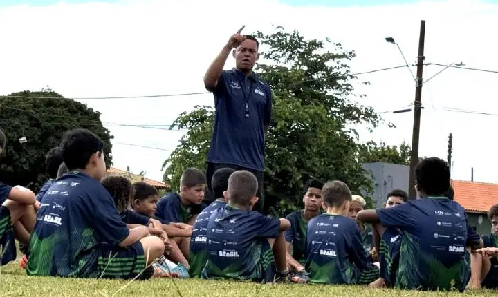 Estão abertas vagas de professor e monitor de futebol para Paulínia