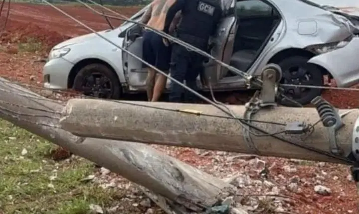Motorista fica ferida após colidir contra poste ao desviar de cachorro em Paulínia