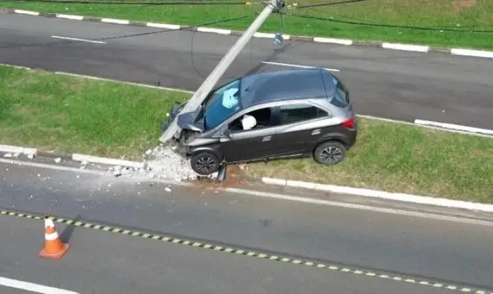 Motorista perde o controle e derruba poste na Avenida Geraldo Ballone​